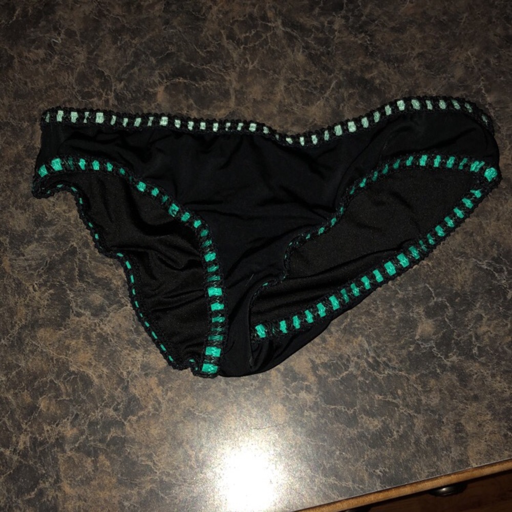 Bathing suits - Picture 4 of 7